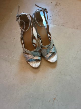 Sandalias Guess plateadas tacón