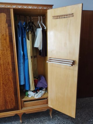 Armario antiguo de madera