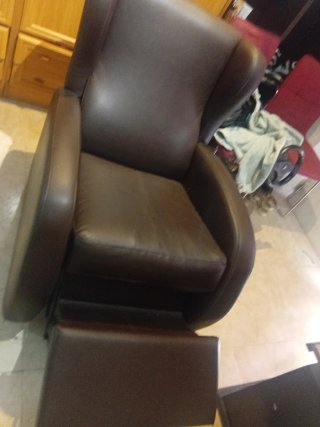 Sillón de piel marrón cómodo