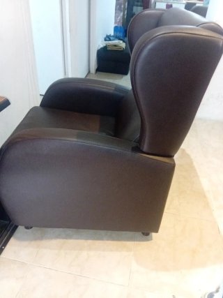 Sillón de piel marrón cómodo