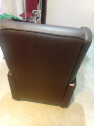 Sillón de piel marrón cómodo