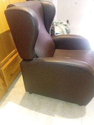 Sillón de piel marrón cómodo