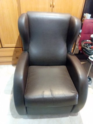 Sillón de piel marrón cómodo
