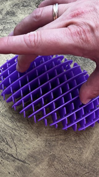Juguete morado de rejilla