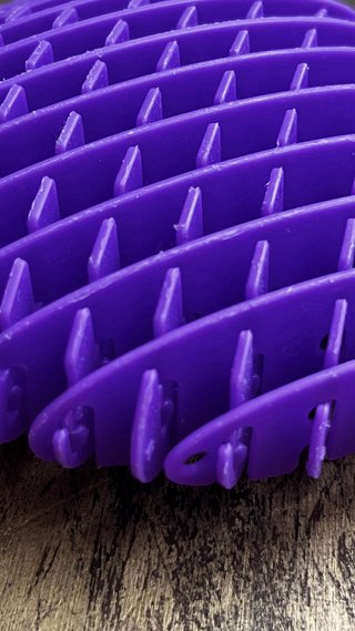 Juguete morado de rejilla