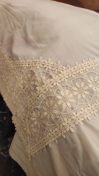 Juego de sábanas moradas con encaje