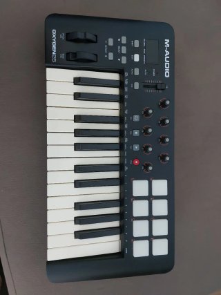 Controlador MIDI M-Audio Oxygen 25