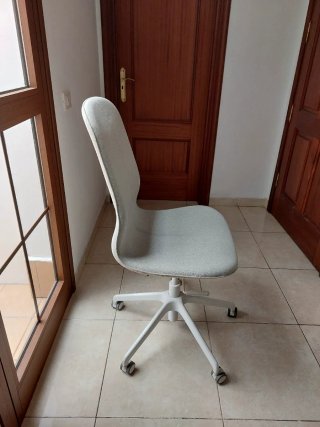 Silla de oficina beige y blanca