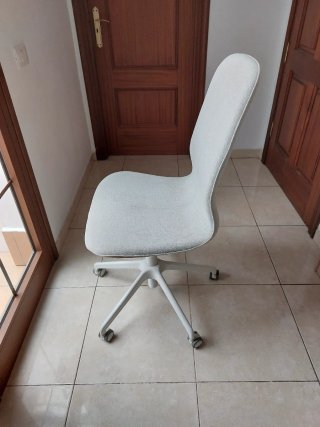 Silla de oficina beige y blanca