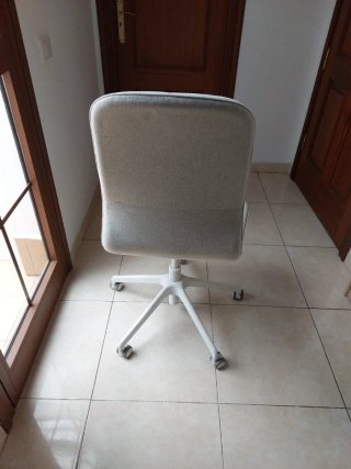 Silla de oficina beige y blanca