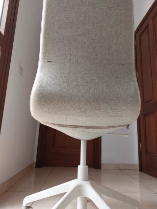 Silla de oficina beige y blanca