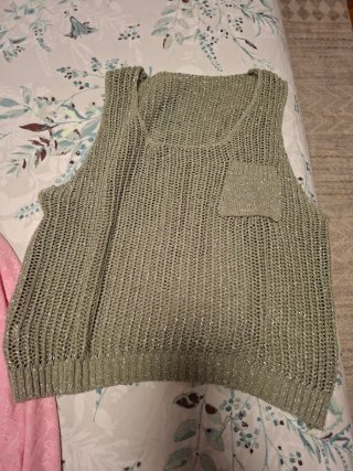 Gilet in maglia con filo lamé  e uno rosa sangallo