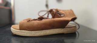 Sandalias destalonadas ajustables de plataforma.