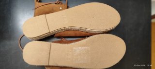 Sandalias destalonadas ajustables de plataforma.