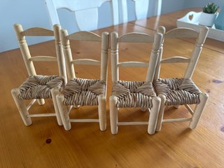 Juego de 4 sillitas de madera