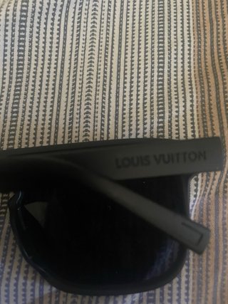 Occhiali da sole LV neri con logo riflettente