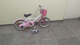 Bicicleta infantil rosa con ruedines