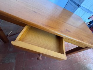 Mesa y 4 sillas madera maciza de 140x 80 cms