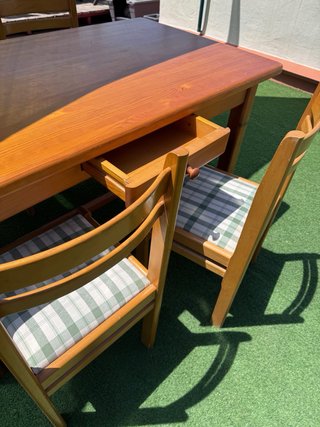 Mesa y 4 sillas madera maciza de 140x 80 cms