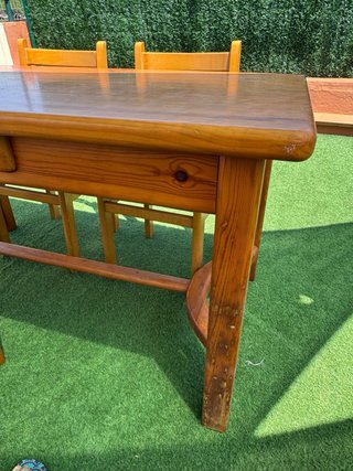 Mesa y 4 sillas madera maciza de 140x 80 cms