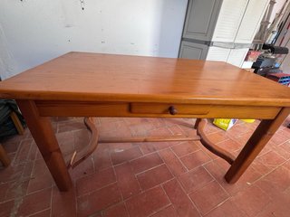 Mesa y 4 sillas madera maciza de 140x 80 cms