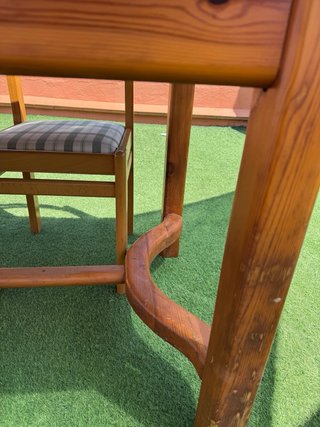 Mesa y 4 sillas madera maciza de 140x 80 cms