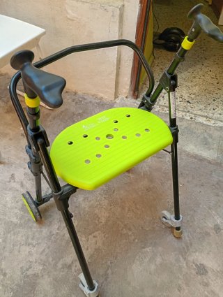 Andador para mayores con asiento y ruedas