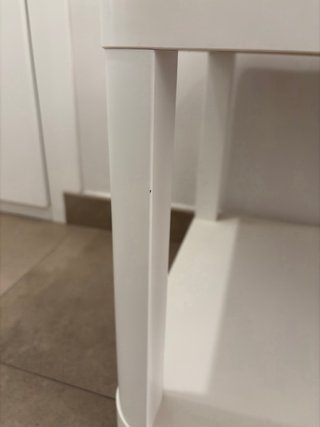 Mesa auxiliar blanca con ruedas