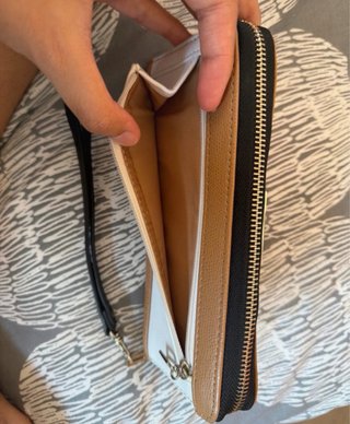 Cartera Guess Marrón y blanco con Detalle Dorado