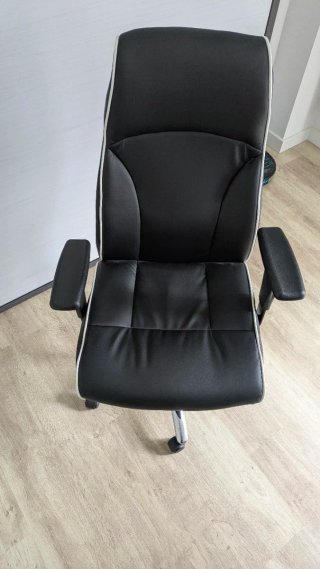 Silla de escritorio negra con ribete blanco