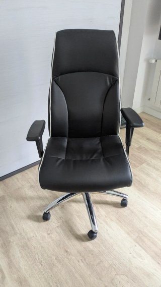 Silla de escritorio negra con ribete blanco