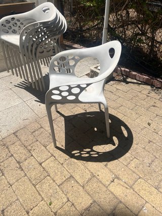 Sillas de jardín blancas de plástico