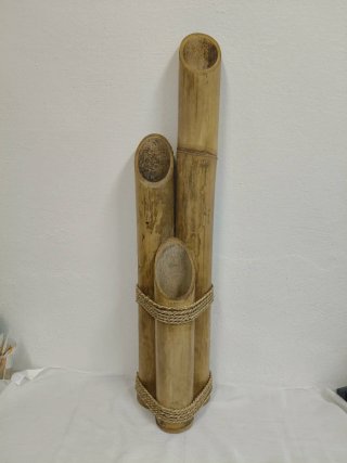 Florero de bambú con cuerda