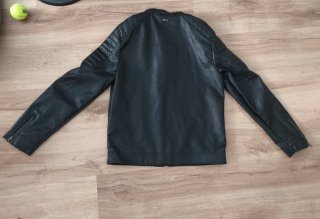 Chaqueta de cuero negra estilo motero