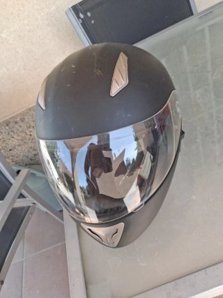 Casco de moto negro con visera