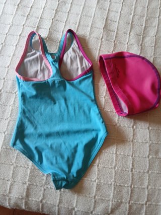 Bañador niña Nabaiji azul y gorro rosa
