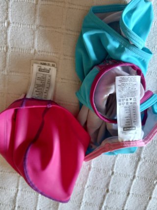 Bañador niña Nabaiji azul y gorro rosa