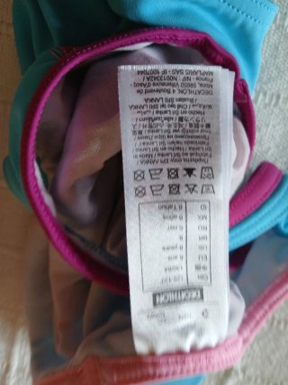 Bañador niña Nabaiji azul y gorro rosa