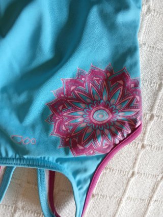 Bañador niña Nabaiji azul y gorro rosa