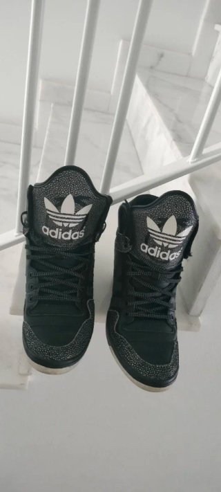 Zapatillas Adidas reflectantes con cuña interior