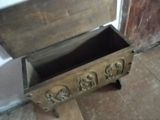 Baúl antiguo de madera tallada