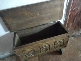 Baúl antiguo de madera tallada