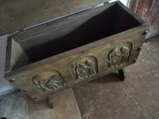 Baúl antiguo de madera tallada