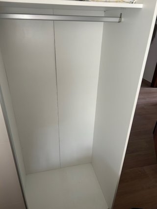 Guardaroba bianco con ante scorrevoli