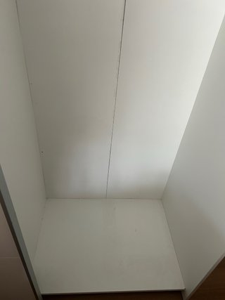 Guardaroba bianco con ante scorrevoli