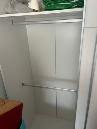 Guardaroba bianco con ante scorrevoli