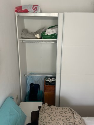 Guardaroba bianco con ante scorrevoli