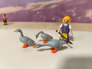 Playmobil Niña con Gansos y Palo