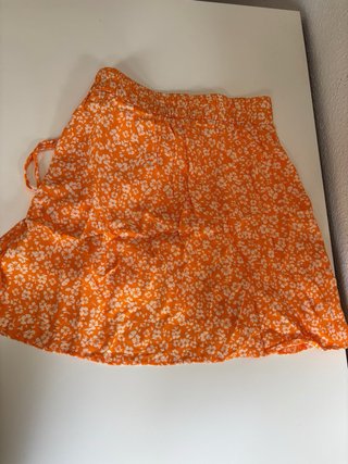 Falda naranja con flores blancas