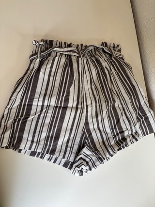 Shorts de rayas con cinturón